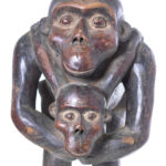 Monkey maternity Figure - Wood - Bulu - Cameroon