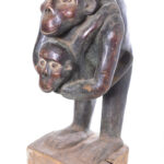 Monkey maternity Figure - Wood - Bulu - Cameroon