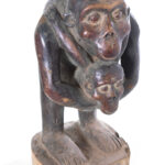 Monkey maternity Figure - Wood - Bulu - Cameroon