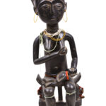 Maternity Figure - Wood - Asante - GhanaEthnic group: Lega Country: DR Congo Material: Wood Period: Mid 20th century Sold with stand: Yes Dimensions: 33x7x4 cm Weight: 230 gram Maternity Figure - Wood - Asante - Ghana