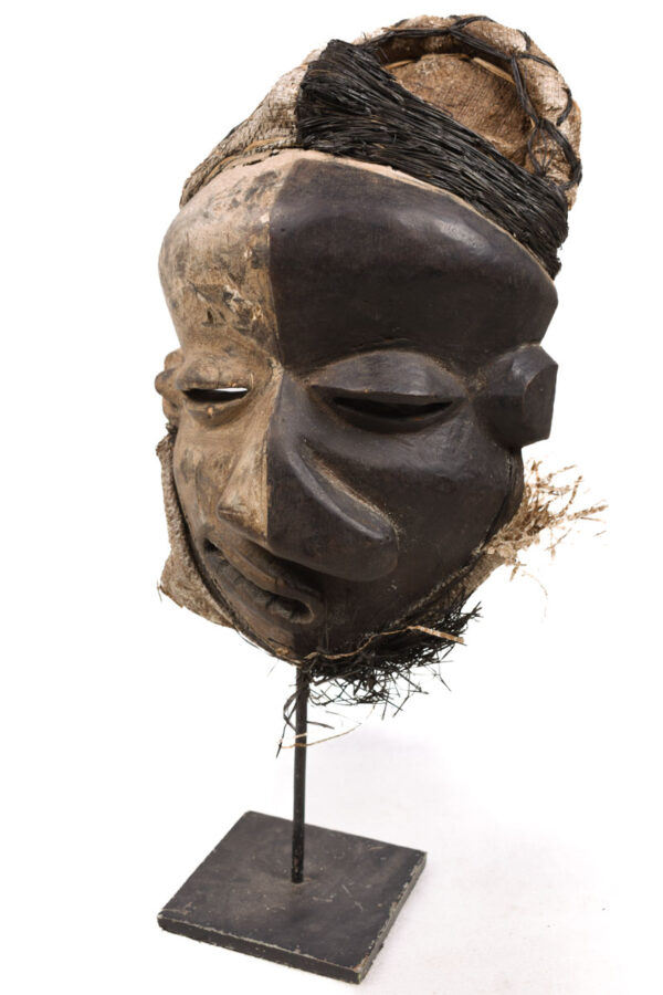 Mbangu distorted mask - Wood - Pende - Congo