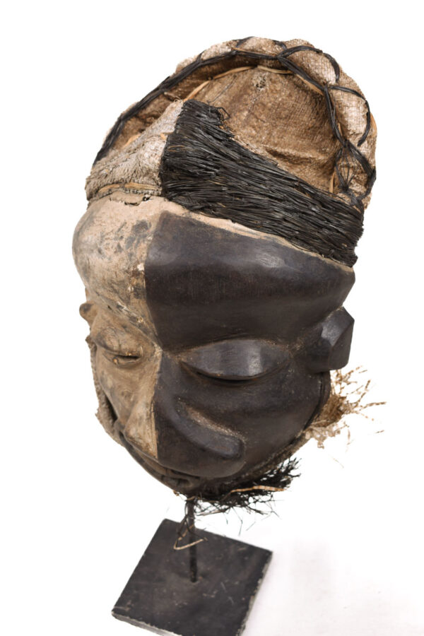 Mbangu distorted mask - Wood - Pende - Congo