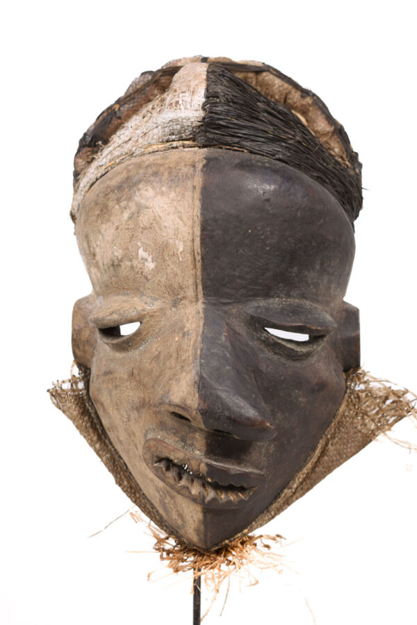 Mbangu distorted mask - Wood - Pende - Congo
