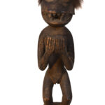 Mbra monkey figure - Wood - Baule - Ivory Coast Mbra monkey figures are among the most frightening and powerful of Baule sculptures. They are used by diviners and men's associations for protection. Like sacred masks, they are kept in the bush as they are dangerous for women and kept secret. The heads share some of the stylistic features of the Bo nun amuin masks. The encrusted surfaces are caused by sacrificial offerings.