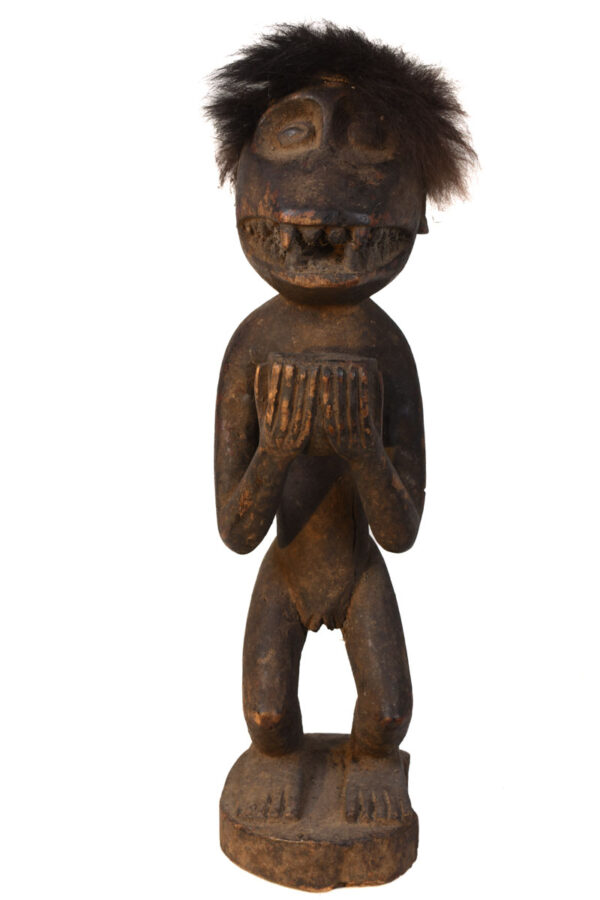 Mbra monkey figure - Wood - Baule - Ivory Coast Mbra monkey figures are among the most frightening and powerful of Baule sculptures. They are used by diviners and men's associations for protection. Like sacred masks, they are kept in the bush as they are dangerous for women and kept secret. The heads share some of the stylistic features of the Bo nun amuin masks. The encrusted surfaces are caused by sacrificial offerings.